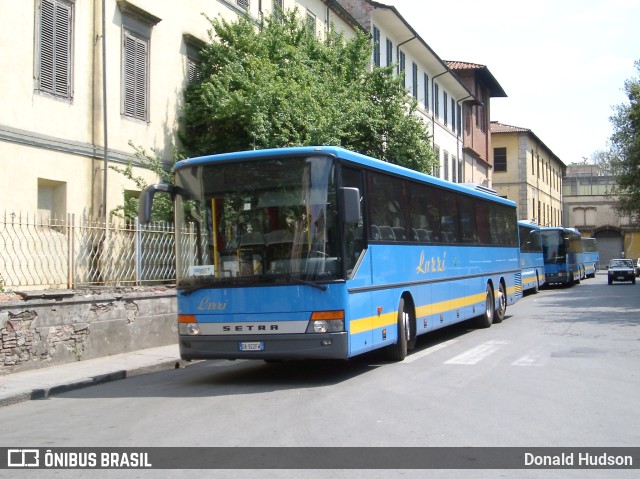 Autolinee F.lli Lazzi  na cidade de Lucca, Lucca, Tuscany, Itália, por Donald Hudson. Número da foto: #10237173.