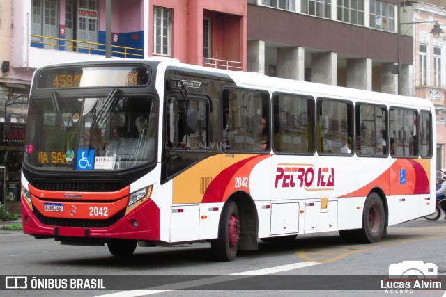 Petro Ita Transportes Coletivos de Passageiros 2042 na cidade de Petrópolis, Rio de Janeiro, Brasil, por Lucas Alvim. Número da foto: #10264949.