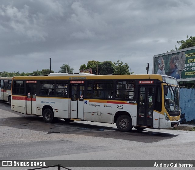 Empresa Metropolitana 852 na cidade de Jaboatão dos Guararapes, Pernambuco, Brasil, por Áudios Guilherme. Número da foto: #10265529.