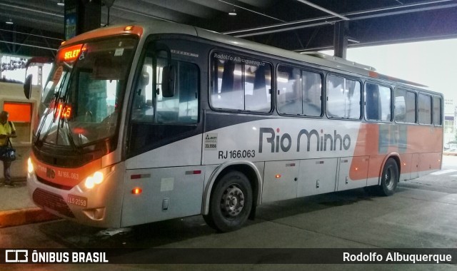 Transturismo Rio Minho RJ 166.063 na cidade de Nova Iguaçu, Rio de Janeiro, Brasil, por Rodolfo Albuquerque. Número da foto: #10268693.