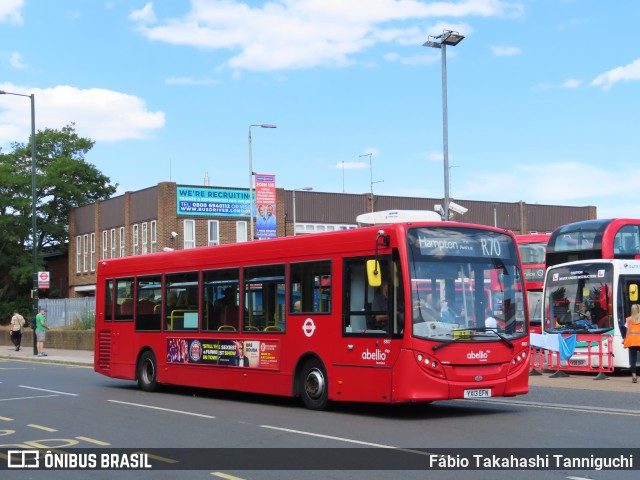 Abellio London Bus Company 8807 na cidade de Richmond, Greater London, Inglaterra, por Fábio Takahashi Tanniguchi. Número da foto: #10274980.
