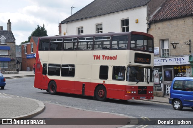 TM Travel 1127 na cidade de Bolsover, Derbyshire, Inglaterra, por Donald Hudson. Número da foto: #10296620.