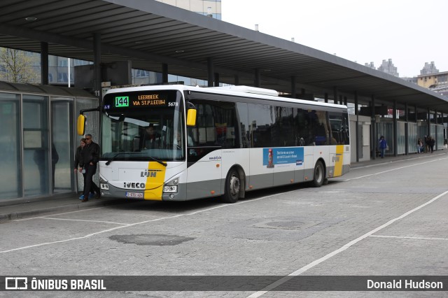 De Lijn 5678 na cidade de Brussels, Brussels, Bélgica, por Donald Hudson. Número da foto: #10303358.