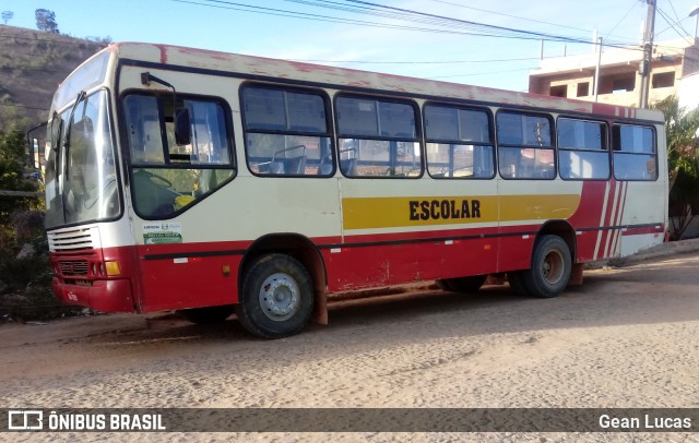 Escolares 7019 na cidade de Ataléia, Minas Gerais, Brasil, por Gean Lucas. Número da foto: #10312121.
