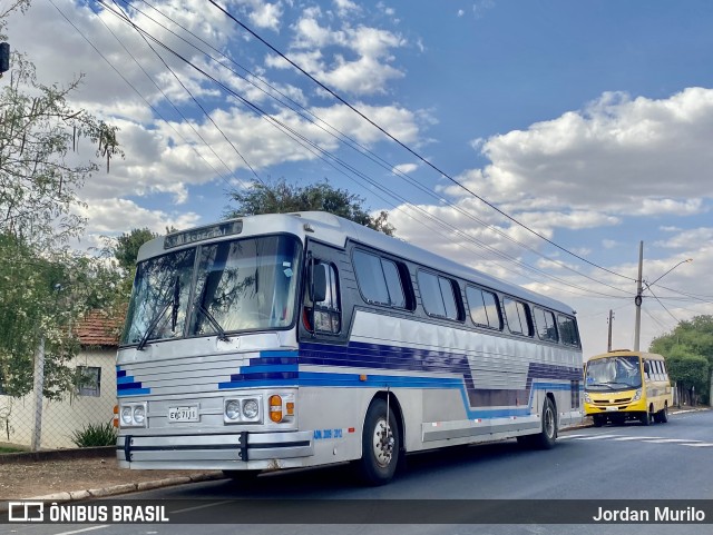 Ônibus Particulares  na cidade de Palmares Paulista, São Paulo, Brasil, por Jordan Murilo. ID da foto: 10321290.