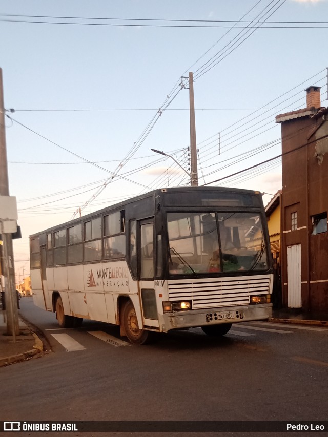 Ônibus Particulares 01 na cidade de Campina do Monte Alegre, São Paulo, Brasil, por Pedro Leo. Número da foto: #10244329.