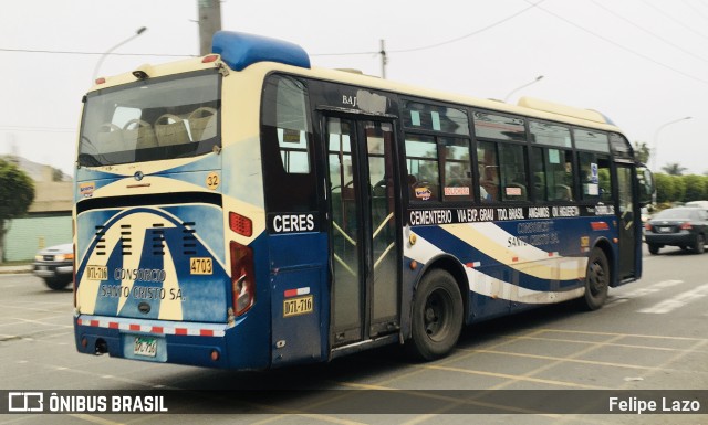 Empresa Consorcio de Transportes Santo Cristo 32 na cidade de Chorrillos, Lima, Lima Metropolitana, Peru, por Felipe Lazo. ID da foto: 10368051.