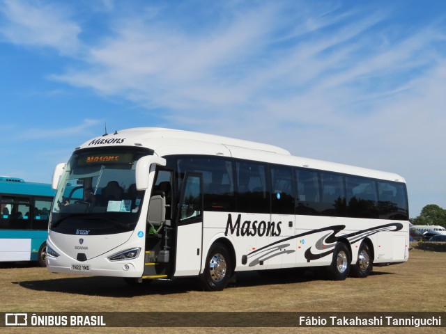 Masons Coach Hire YN22YMD na cidade de Northampton, Northamptonshire, Inglaterra, por Fábio Takahashi Tanniguchi. ID da foto: 10367159.