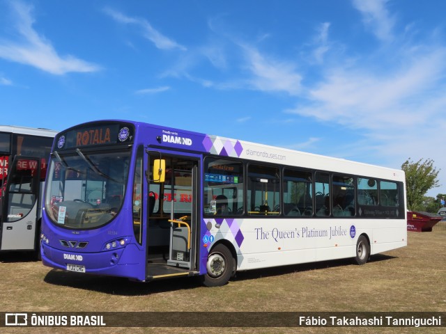 Diamond Buses 32134 na cidade de Northampton, Northamptonshire, Inglaterra, por Fábio Takahashi Tanniguchi. ID da foto: 10367161.