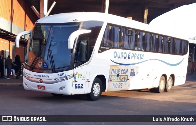 Viação Ouro e Prata 562 na cidade de Porto Alegre, Rio Grande do Sul, Brasil, por Luis Alfredo Knuth. Número da foto: #10373004.