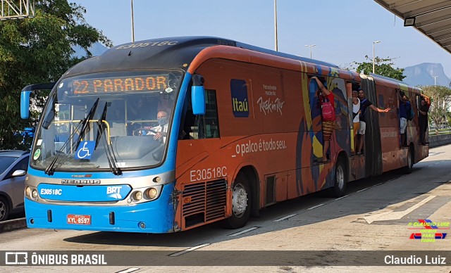 BRT RIO E30518C na cidade de Rio de Janeiro, Rio de Janeiro, Brasil, por Claudio Luiz. Número da foto: #10373283.
