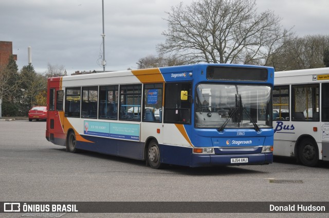 Stagecoach 33865 na cidade de Exeter, Devon, Inglaterra, por Donald Hudson. Número da foto: #10375196.