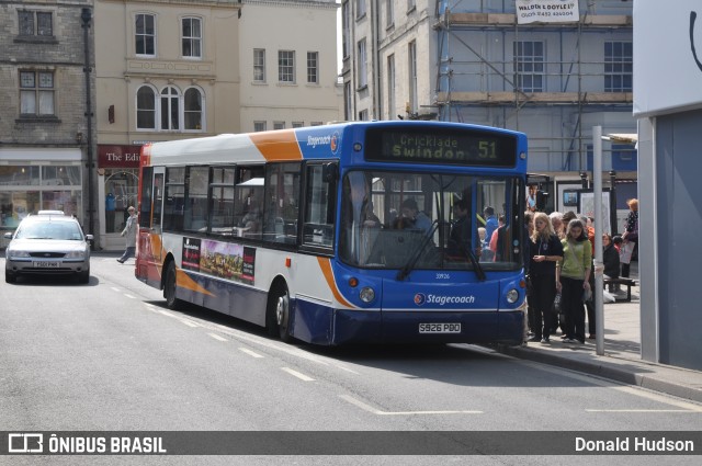 Stagecoach 33926 na cidade de Cirencester, Gloucestershire, Inglaterra, por Donald Hudson. Número da foto: #10375204.