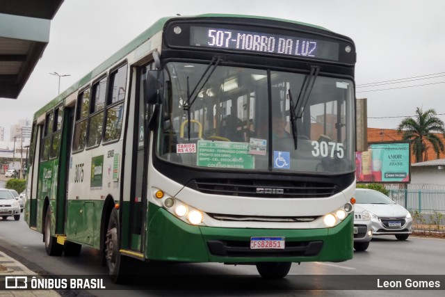 Expresso Caribus Transportes 3075 na cidade de Cuiabá, Mato Grosso, Brasil, por Leon Gomes. ID da foto: 10384879.