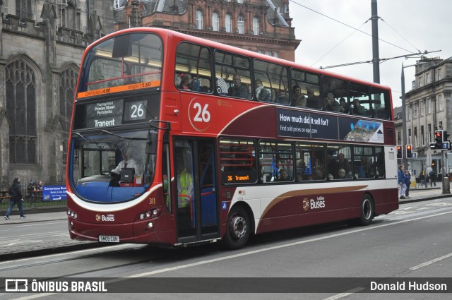 Lothian Buses 311 na cidade de Edinburgh, Edinburgh, Escócia, por Donald Hudson. Número da foto: #10421907.