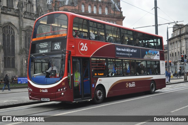 Lothian Buses 311 na cidade de Edinburgh, Edinburgh, Escócia, por Donald Hudson. ID da foto: 10421907.