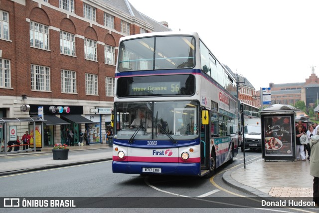 First Leeds 30862 na cidade de Leeds, West Yorkshire, Inglaterra, por Donald Hudson. ID da foto: 10428656.