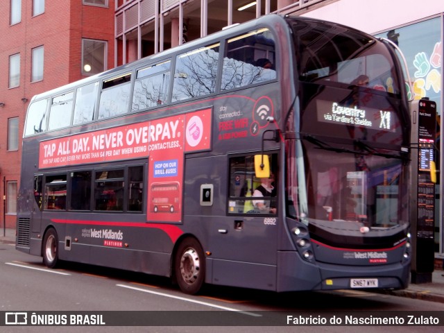 National Express West Midlands 6892 na cidade de Birmingham, West Midlands, Inglaterra, por Fabricio do Nascimento Zulato. Número da foto: #10346972.