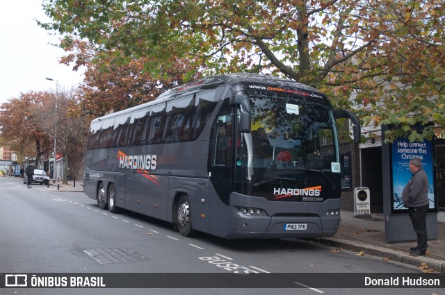 Hardings  na cidade de Exeter, Devon, Inglaterra, por Donald Hudson. ID da foto: 10355272.