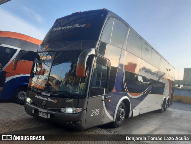 Pullman Bus 286 na cidade de Estación Central, Santiago, Metropolitana de Santiago, Chile, por Benjamín Tomás Lazo Acuña. Número da foto: #10361678.