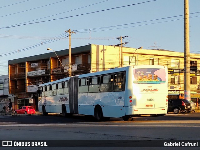 SOUL - Sociedade de Ônibus União Ltda. 7454 na cidade de Porto Alegre, Rio Grande do Sul, Brasil, por Gabriel Cafruni. ID da foto: 10361723.